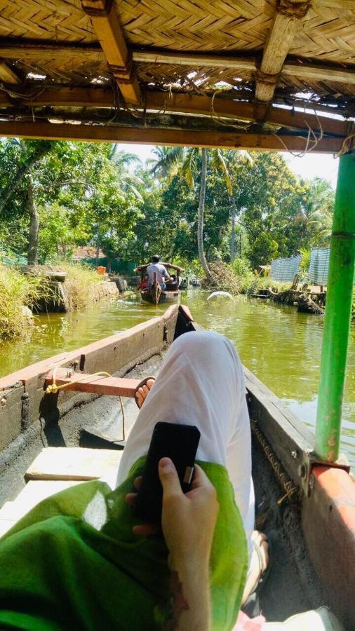 Abru'S Holidays International Travelers Alappuzha المظهر الخارجي الصورة
