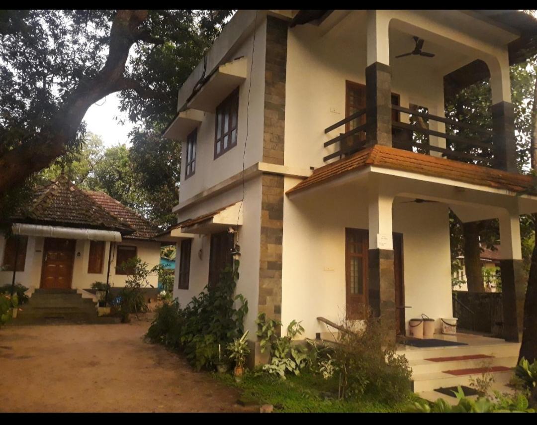 Abru'S Holidays International Travelers Alappuzha المظهر الخارجي الصورة